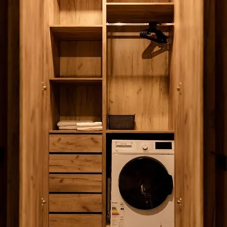 Nest Mirror Apartment